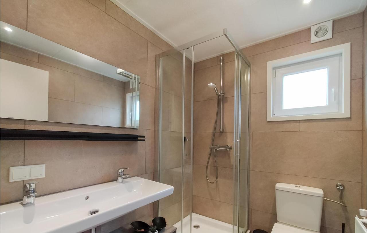 2 Bedroom Awesome Home In Heinkenszand Exterior photo